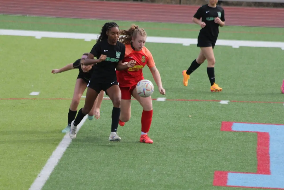 Izabel Barmosz using her strength to compete for the ball